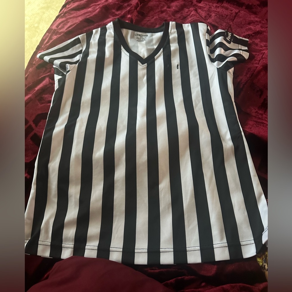 Foot locker referee, V-neck T-shirt, size extra small